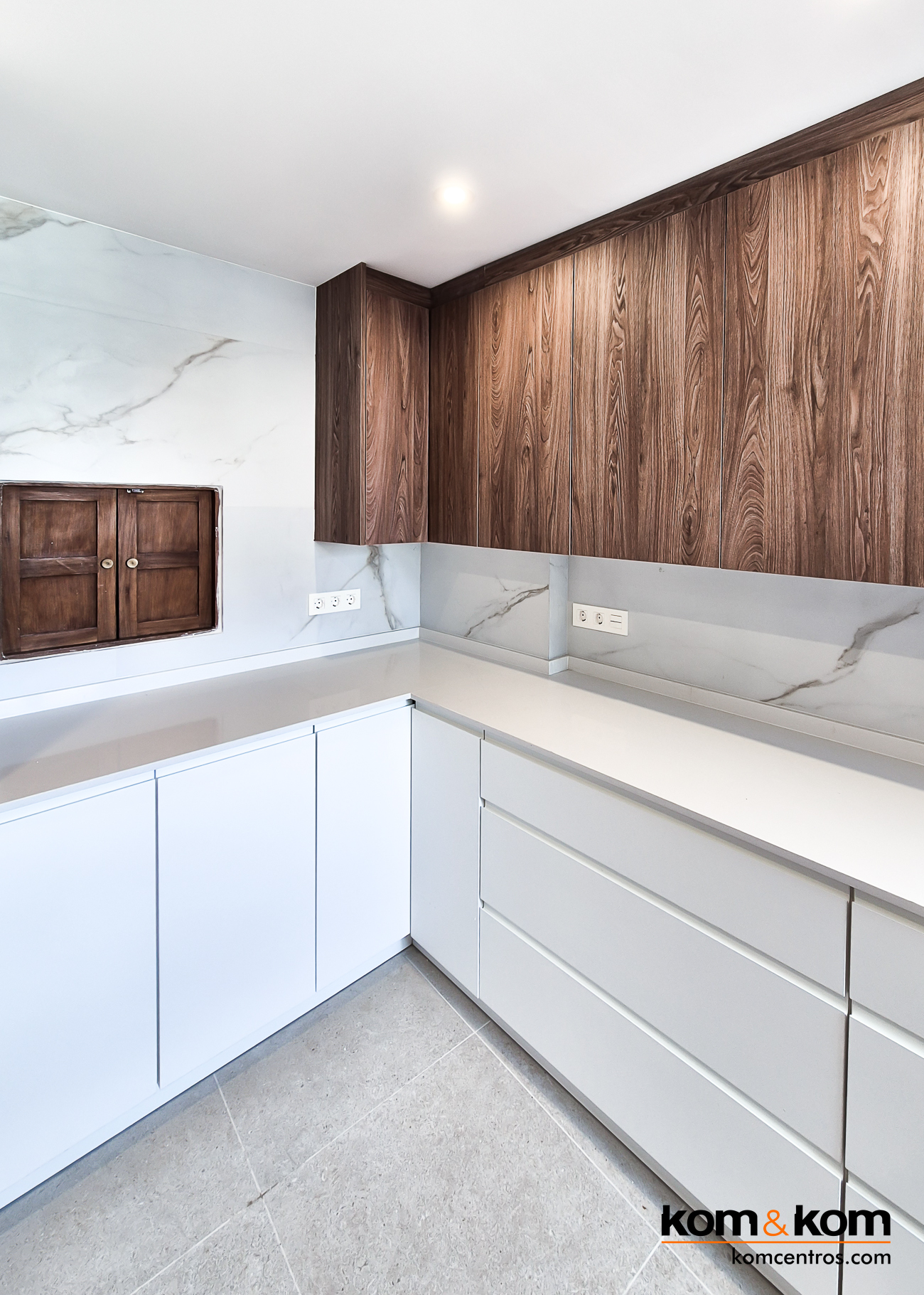 cocina moderna blanca y madera nogal sin tiradores 